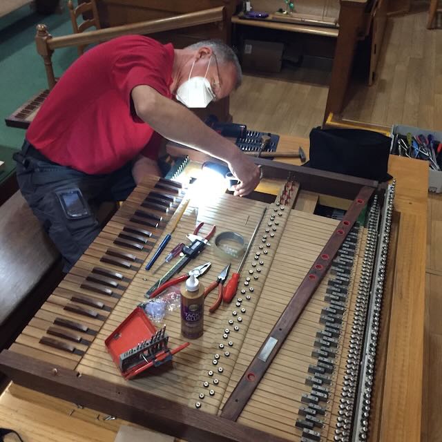 Installation of set thumb piston in the mechanical console